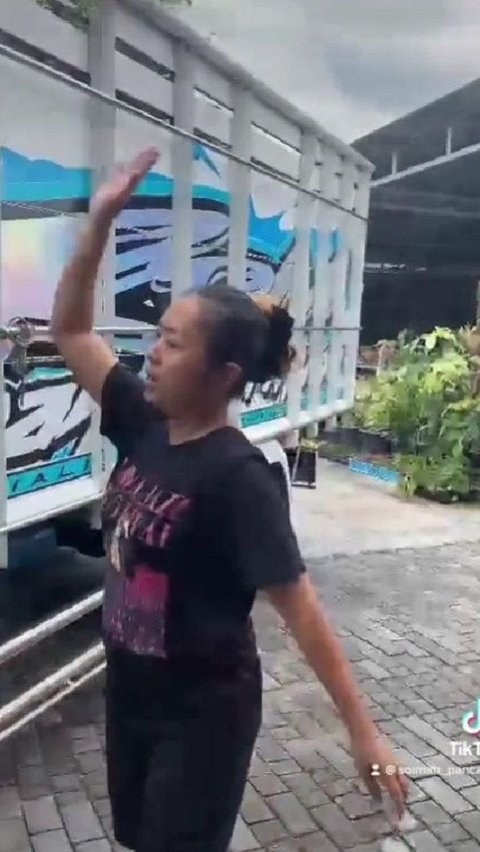 Soimah sering mengenakan daster dan kaos oblong ketika berada di dalam rumah, dan kebiasaan ini tetap berlanjut meskipun ia kini memiliki kekayaan yang melimpah.