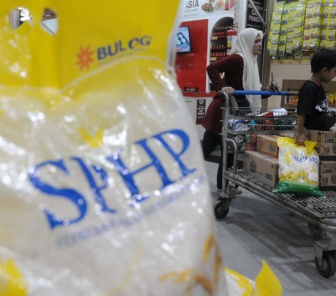 FOTO: Beras SPHP Bulog Kemasan 5 Kg Mulai Banjiri Toko Ritel Modern, Segini Harganya