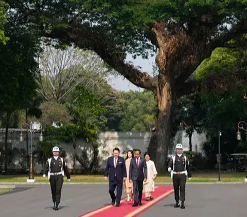 <br>"Kami jadi ingin bekerja sama lebih jauh. Jadi saya berharap sekali, saya ingin solidaritas di kawasan ASEAN dengan Korea bisa terus berjalan," ucap Yoon Suk Yeol.