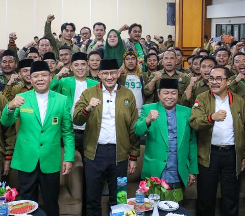 Ketua DPP PPP Achmad Baidowi mengungkap telah terbangun komunikasi informal dengan Partai Demokrat. PPP membuka pintu supaya Demokrat ikut mendukung Ganjar Pranowo sebagai calon presiden. Komunikasi informasi itu terjadi di DPR.<br>