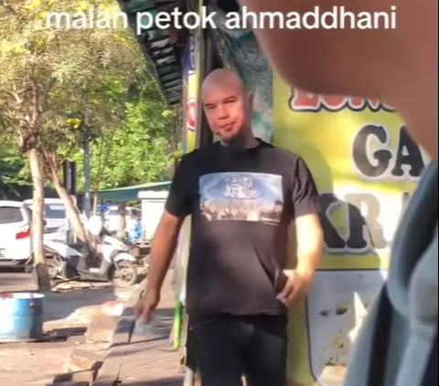Eating at the Street Side Stall, Ahmad Dhani's Appearance is Highlighted