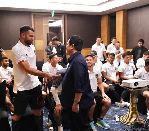 ”Selamat Bertanding," kata Erick kepada seluruh pemain usai mereka mendapat briefing dari pelatih Shin Tae-Yong di Hotel Vaza, tempat pemain menginap.<br>