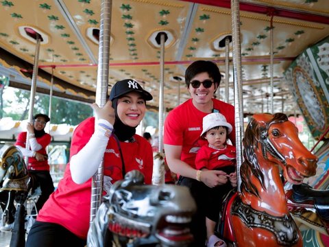 10 Potret Lucu Ameena Anak Atta Halilintar dan Aurel Pakai Kacamata, Gayanya Gemesin Banget!