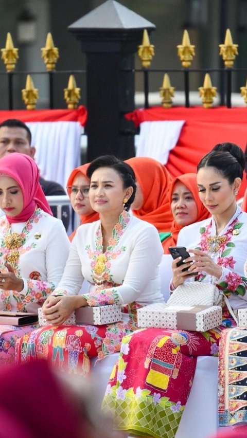 Bahkan, Diana rela mendatangi kediaman senior seperti Jenderal Purnawirawan Tito Karnavian untuk berdiskusi tentang tugas Bhayangkari. Sikap pedulinya terhadap anak yatim dan Bhayangkari membuktikan bahwa pesona anggunnya disertai dengan hati yang baik.