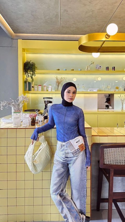 Equipped with a Fit Shirt and Long Pants, Take a Look at Tantri Namirah's Edgy Style.