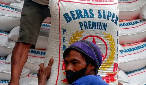 Selain stabilitas harga dan pasokan yang mencukupi bagi masyarakat menengah. Erick juga menekankan adanya upaya penyaluran beras bagi masyarakat miskin.