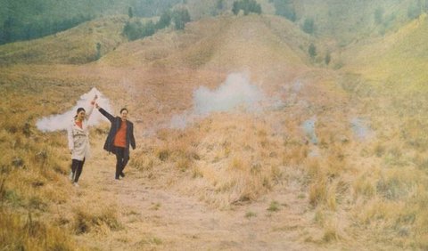 Netizen dibuat geram dengan insiden terbakarnya Bukit Teletubbies Gunung Bromo akibat ulah sejoli prewedding. 