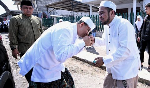 Terakhir, Anies menginstruksikan agar relawan melakukan konsolidasi ke level paling depan. Setiap simpul, didorong harus meyakinkan bahwa anggotanya hadir pada level kelurahan, desa hingga tempat pemungutan suara (TPS).<br>