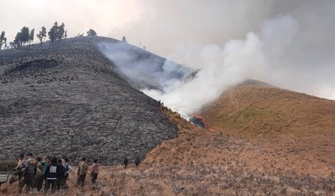 Kebakaran yang terjadi Kamis (7/8) kini sudah mereda. Akan tetapi, masih menyisakan kepulan asap yang membumbung di beberapa sudut bukit.<br>