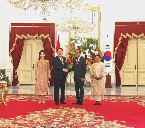 Hal itu disampaikan Jokowi saat melakukan pertemuan bilateral dengan Presiden Korea Selatan Yoon Suk Yeol di Istana Merdeka, Jakarta, Jumat (8/9).<br>