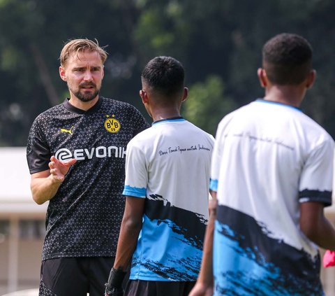 FOTO: Keseruan Siswa Papua Football Academy Ikuti Coaching Clinic Bareng 3 Legenda Borussia Dortmund