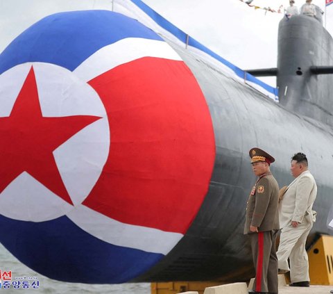 Korea Utara resmi meluncurkan tactical nuclear attack submarine (kapal selam serang nuklir taktis) operasional pertamanya, dan menugaskannya ke armada yang berpatroli di perairan antara semenanjung Korea dan Jepang, kata media pemerintah KCNA, pada Jumat (8/9/2023).