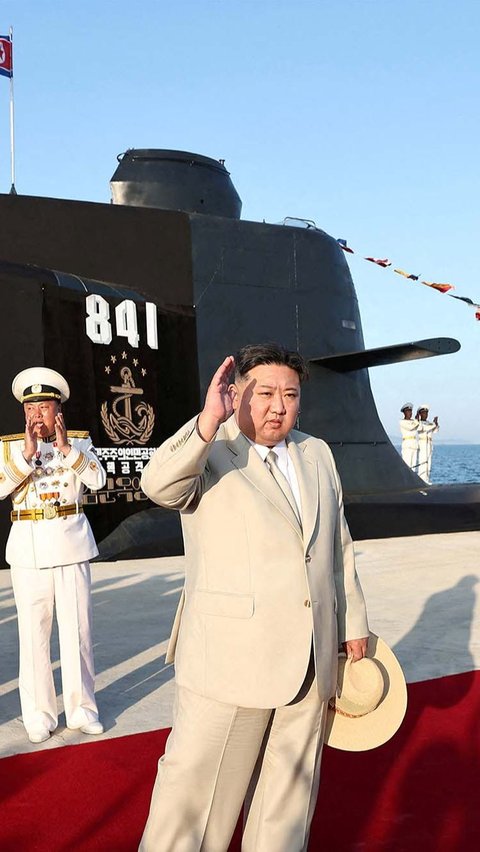Pemimpin Korea Utara Kim Jong-un, yang menghadiri upacara peluncuran kapal selam tersebut, mengatakan mempersenjatai angkatan laut dengan senjata nuklir adalah tugas yang mendesak.