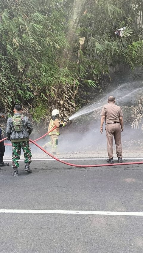 Lahan Pinggir Jalan Garut-Bandung Kebakaran, TNI-Polri Sigap Padamkan Api agar Tak ke Permukiman