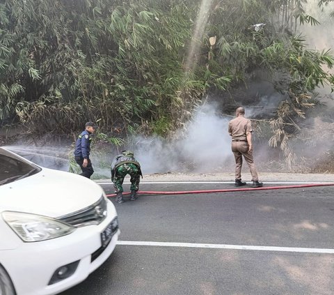 Musim kemarau dengan cuaca yang cukup terik di Garut menyebabkan terbakarnya sebuah lahan yang ada di pinggir jalan Garut-Bandung. Tepatnya di wilayah Kecamatan Kadungora, Garut, Jawa Barat, Jumat (8/9).