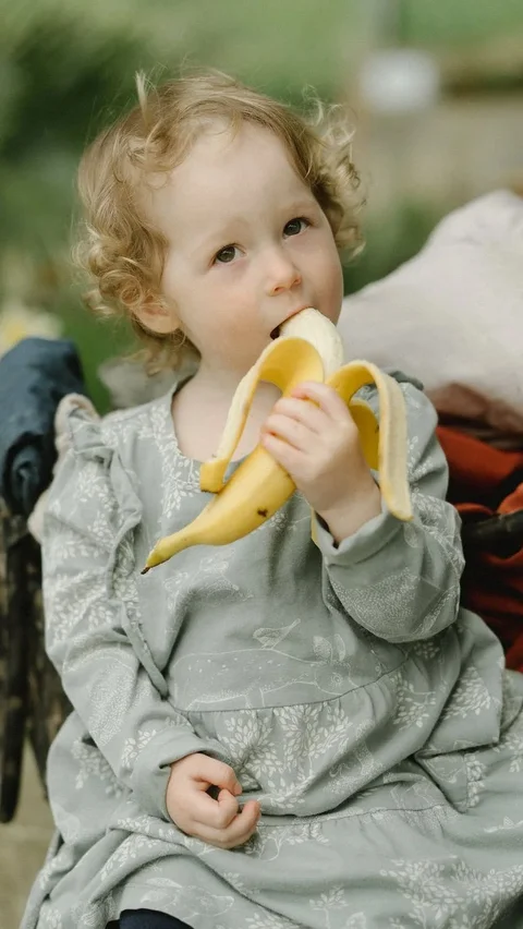 Panduan berikut akan membantu Anda memberikan pisang sebagai MPASI sesuai dengan usia bayi: