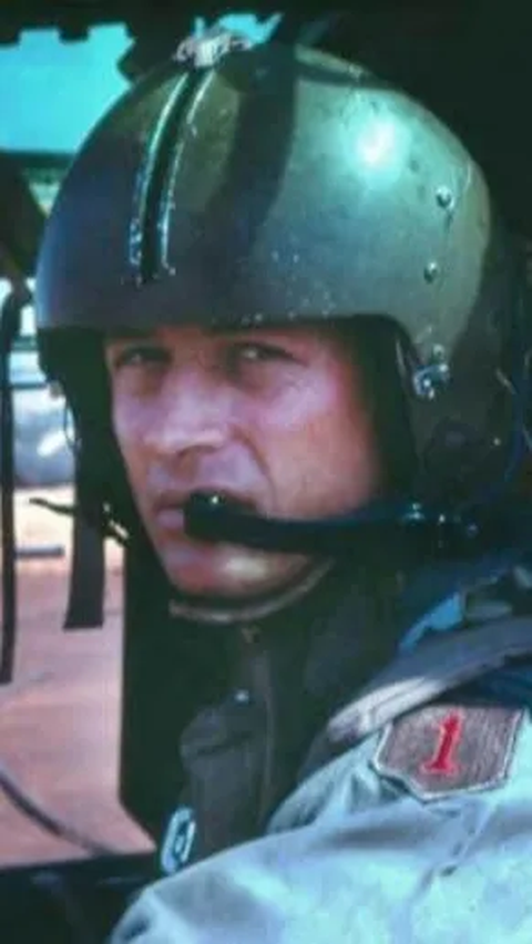 Retired US Pilot Gets Medal Of Honor For Saving Soldiers In Vietnam War ...