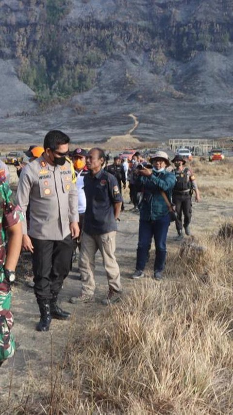 TNI-Polri Olah TKP Kebakaran Gunung Bromo Gara-Gara 'Flare Prewedding'<br>