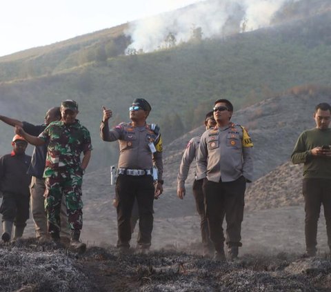 TNI-Polri Olah TKP Kebakaran Gunung Bromo Gara-Gara 'Flare Prewedding'