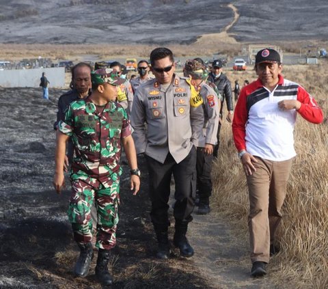 TNI-Polri Olah TKP Kebakaran Gunung Bromo Gara-Gara 'Flare Prewedding'