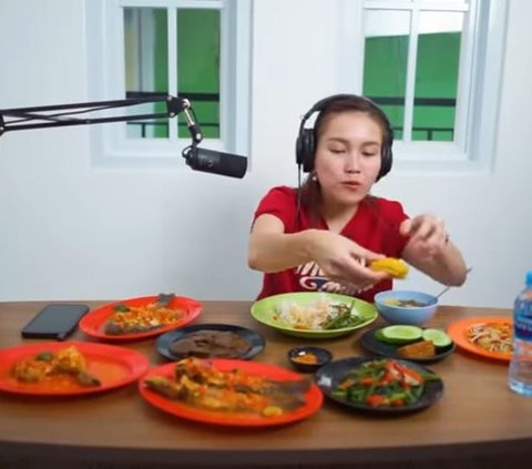 Ayu Ting Ting Makan di Warung Ayah Ojak: Ini Jengkol Gua Gigit Ya Allah Udah Kayak Kasur Baru