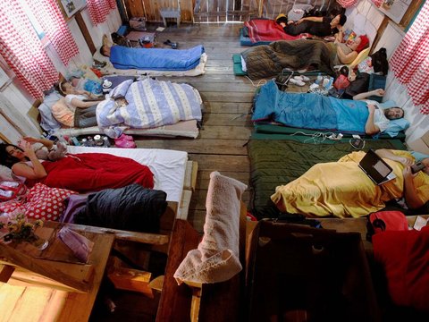 FOTO: Semangat Warga Montenegro Berlomba Jadi Orang Paling Malas, Sehari-hari Cuma Rebahan dan HP-an