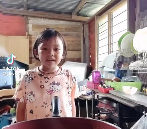 Baru-baru ini tengah viral video memperlihatkan seorang anak perempuan yang tengah memasak telur goreng untuk ayahnya. Video ini diunggah oleh akun TikTok @davidvidz3 dan videonya sudah ditonton lebih dari 4 juta kali.