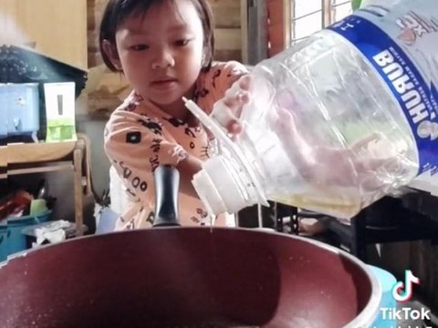 Viral Aksi Anak Perempuan Masak Telur untuk Ayahnya, Warganet: Ini Baru Telur Asin