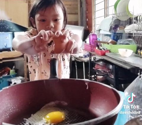 Viral Aksi Anak Perempuan Masak Telur untuk Ayahnya, Warganet: Ini Baru Telur Asin