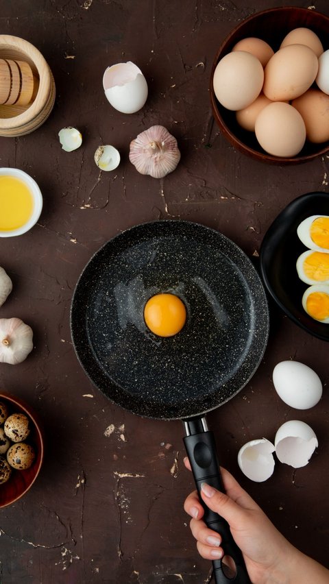 Viral Aksi Anak Perempuan Masak Telur untuk Ayahnya, Warganet: Ini Baru Telur Asin<br>