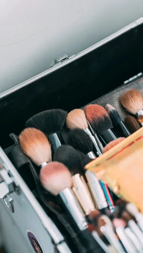 Selain itu, jangan lupakan untuk membersihkan semua alat makeup Anda, termasuk kuas dan spons. Makeup brush yang kotor dapat mengandung banyak bakteri yang dapat mengganggu kesehatan kulit Anda.