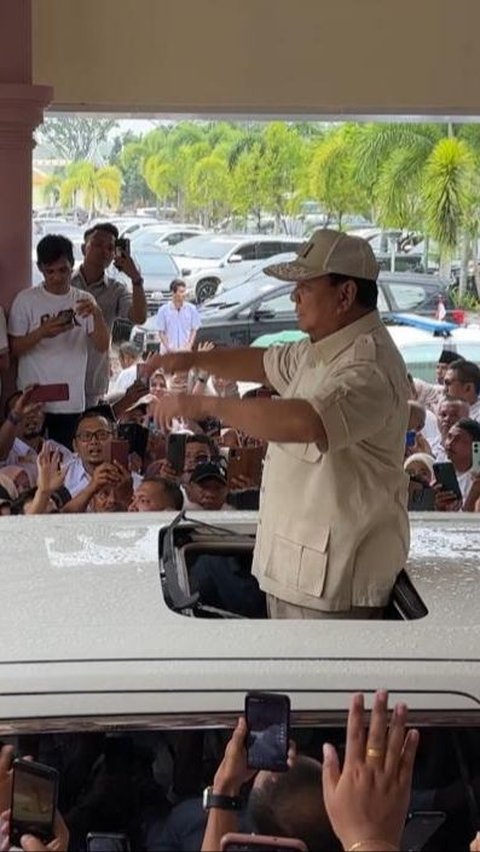 Prabowo Kunjungi Sumbar, Disambut Ibu-Ibu dan Teriakan 'Presiden'<br>