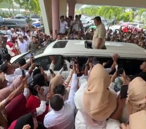 Prabowo Kunjungi Sumbar, Disambut Ibu-Ibu dan Teriakan 'Presiden'