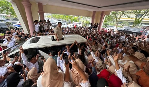 Prabowo menyapa para pendukungnya saat keluar dari VIP BIM dan menuju mobil ditumpanginya.<br>