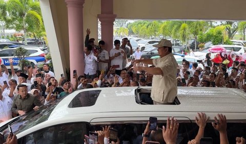 Selain itu, Prabowo juga membagi-bagikan kaos.<br>