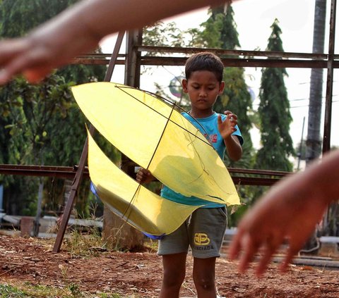 Musim kemarau dimanfaatkan sebagian warga untuk bermain layang-layang. Seperti yang terlihat di kawasan Ciledug, Kota Tangerang, pada Sabtu (9/9/2023), sejumlah anak bermain layangan di sebuah tanah lapang.