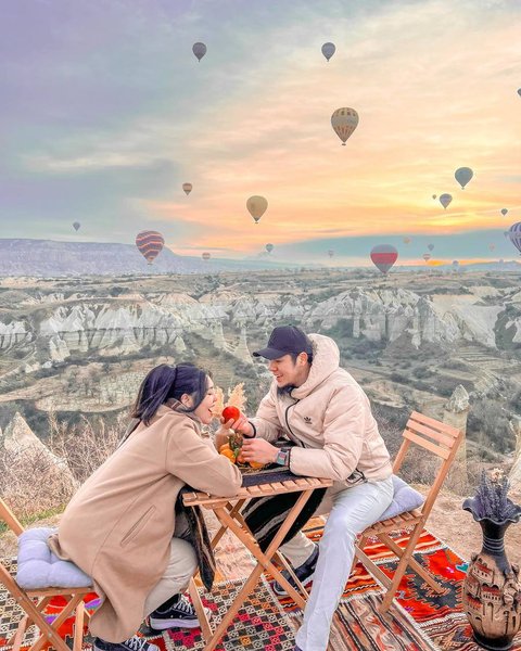 10 Foto Romantis Via Vallen dan Suami di Turki, Pemandangannya Luar Biasa Indah!