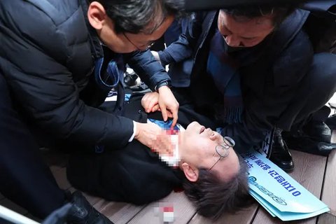 FOTO: Momen Pemimpin Oposisi Korea Selatan Ditikam di Leher Saat Konferensi Pers