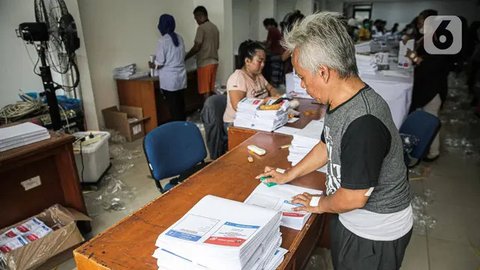 FOTO: KPU Jakut Mulai Pelipatan Surat Suara DPRD DKI untuk Pemilu 2024
