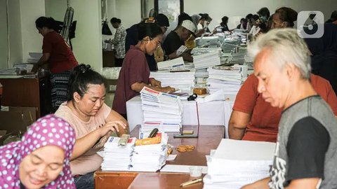 FOTO: KPU Jakut Mulai Pelipatan Surat Suara DPRD DKI untuk Pemilu 2024