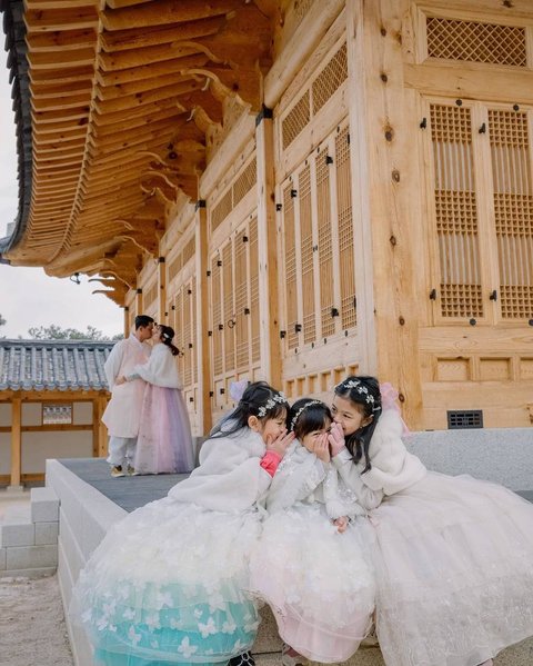 Foto-foto Keseruan Surya Insomnia dan Keluarga Liburan ke Korea Selatan, Bikin Istri dan Anak-anak Happy