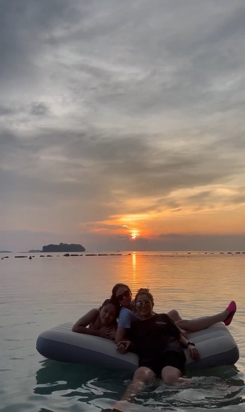 Liburan Mewah Mayangsari Bareng Keluarga di Pulau Pribadi, Nikmati Sunset di Atas Yacht