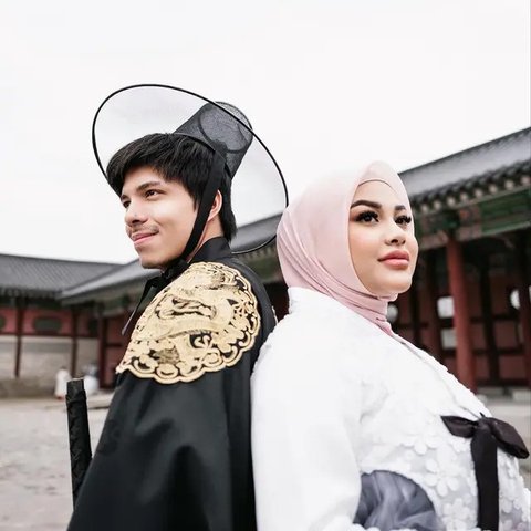 Potret Keluarga Pasangan Atta Halilintar dan Aurel Pakai Hanbok saat Liburan di Korea Selatan, Penampilan Ameena Gemesin Banget Bak Putri