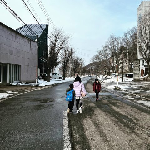 Potret Kompak Natasha Rizky dan Desta Bersama Anak-anak Liburan di Jepang, Asyik Banget Main Salju