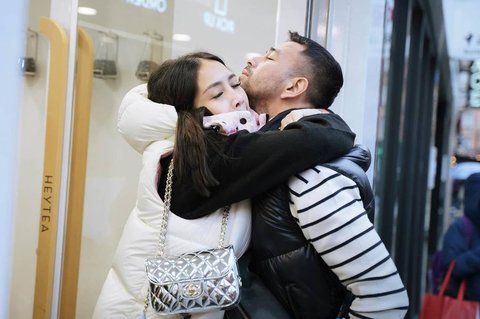 Foto-foto Mesra Raffi Ahmad dan Nagita Slavina di Eropa Bikin Baper, Netizen 'Otw Adiknya Cipung'