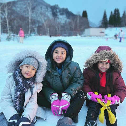 8 Potret Keseruan Natasha Rizky, Desta, dan Ketiga Anaknya Main Salju di Jepang