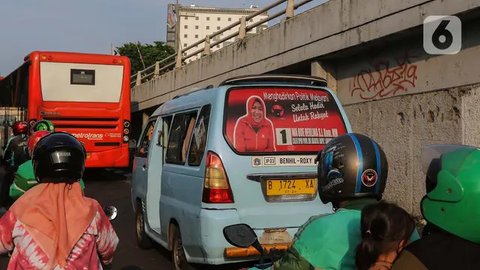 FOTO: Meski Dilarang, Angkutan Umum Tetap Jadi Sasaran Pemasangan Alat Kampanye