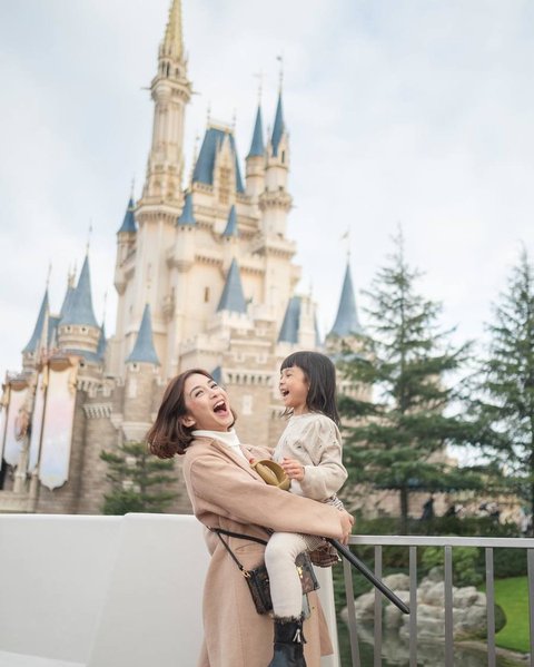 10 Momen Keseruan Chelsea Olivia dan Keluarga Jalan-jalan di Tokyo Disneyland, Potret Cantik Nastusha Bikin Salfok