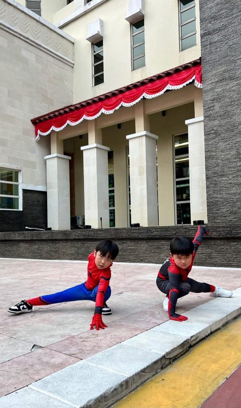 Main Basket Pakai Kostum Spider-Man