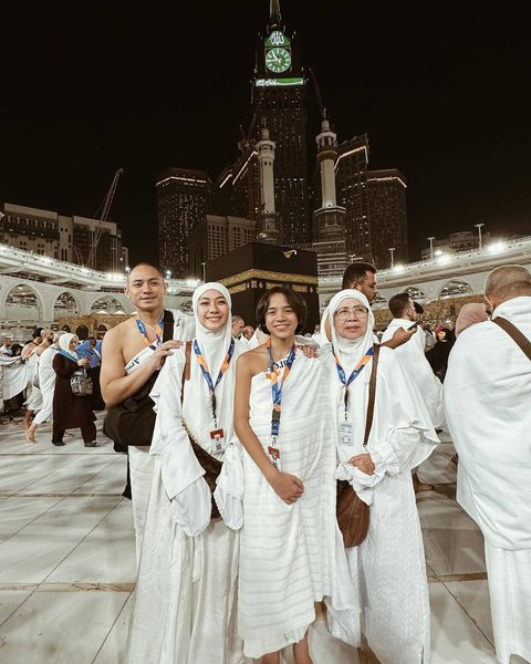 8 Foto OOTD Bunga Citra Lestari Saat Berhijab Selama Umrah di Tanah Suci